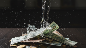 貨幣貶值潮殺到？全面解析成因影響 教你5招資產保值策略守財